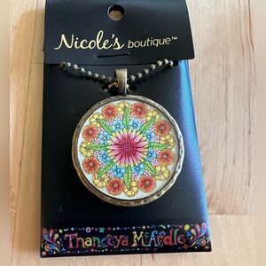 Necklace with sparkly floral design